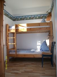 Hier das zweite Schlafzimmer mit Etagenbett; ein Gästebett (190x70) oder Babybett kann problemlos dazu aufgestellt werden. - Bild 3: barrierefreie kinder- und hundefreundliche Ferienwohnung****im EG in Lubmin