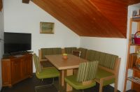 Wohnzimmer mit Sitzecke und SAT-Fernsehen - Bild 6: Ferienwohnung am Weissenstädter See im Fichtelgebirge
