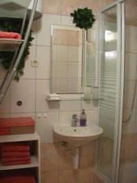 Apartment 2 Bad mit Dusche, WC, Fön, Handtücher, Seifenspender - Bild 15: Kokomo - 2 modern, neu + Vollausgestattete Ferienwohnungen Insel Vir