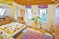 Schlafraum mit Doppelbett
und Gartenblick - Bild 3: S25-Berlin: gemütliche Ferienwohnung in exponierter Lage am Rande Berlins