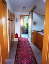 Gang und Garderobe mit Blick in Küche - Bild 6: Traumhafte Bodensee Ferienwohnung - Wilhelmina Hangarter