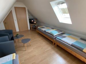 Dreibettzimmer mit TV
