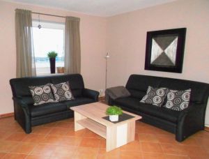 Ferienhaus mit 2 Wohnungen
Boddenblick OG für 5 Personen
Boddenblick EG für 4 Personen