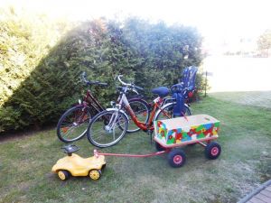 2 Fahrräder und ein Bollerwagen stehen zur Verfügung.