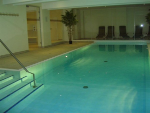 Schwimmbad mit Ruheraum und Sauna im Haus laden zum Entspannen ein. Massagen und Kosmetik können vor Ort gebucht werden.