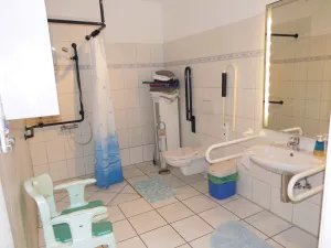 zu unserem barrierefreiem Bad können Sie einen Lifter, Duschrollstuhl oder Duschstuhl gegen eine kleine Gebühr zubuchen