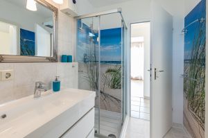 2 Waschbecken, Dusche und separate Toilette