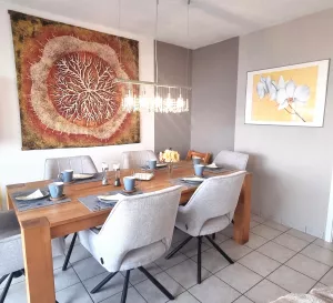 Großer Esstisch mit 6 Stühlen