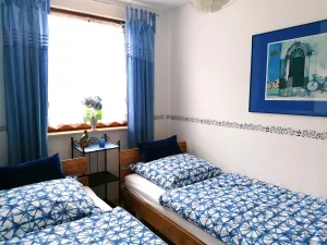 Die 2 Einzelbetten sind zusammen schiebbar zu einem Doppelbett