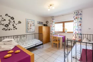 Schlafzimmer: Einzelbett + Sofa 