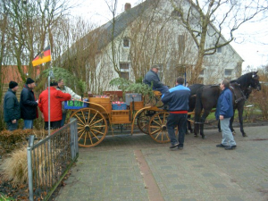 Am 24.12. fährt der Weihnachtsmann mit Pferd und Kutsche durch Pilsum, und beschenkt alle Kinder bis zum 14. Lebensjahr mit Süßigkeiten.