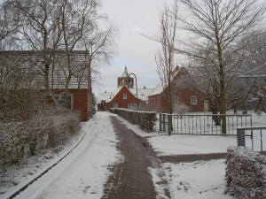 Winter in Pilsum,
Blick auf die Kreuzkirche