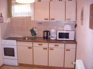 Komplett eingerichtete Küche, Herd mit Ceran-Kochfeld.