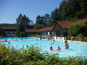 Das gutbeheizte Freibad in Illschwang, 6 km entfernt.