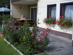 Terrasse mit Sitzgarnitur, Wohnung "Gartenblick"