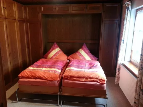 Schlafzimmer mit Doppelbett EG