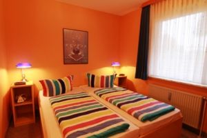 Wohnung 1 mit Doppelbett.