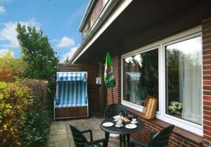 mit Strandkorb & Gartenmöbel