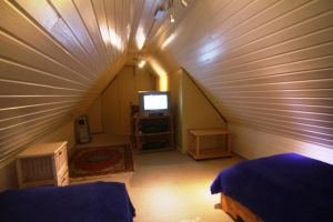 mit 2 Einzelbetten u. Fernseher