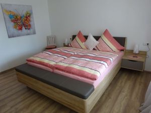 Schlafzimmer mit Doppelbett,
1,80 Meter breit und 2,00 Meter lang.