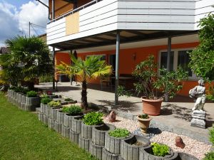 Terrassenbereich Ferienwohnung Barbara mit Eingang.