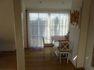 Essbereich mit Blick auf See und Berge