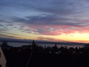 Blick vom Balkon mit See.- und Bergsicht.