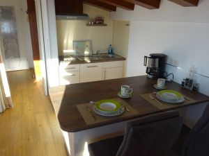 Küche mit Essbereich.