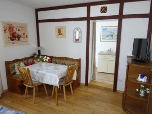 Essbereich mit Durchgang zur Küche, zum Bad, und Balkon.