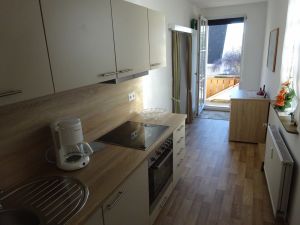 Küchenbereich mit Blick auf Balkon.