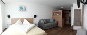 Bild 5: Zimmer mit Frühstücksbuffet