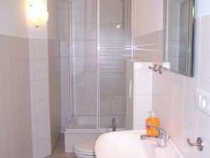 Das Bad Im Bad finden Sie Dusche, WC, Waschbecken und einen Handtuchheizkörper. Ein Fön und die Badwäsche runden die Ausstattung ab.