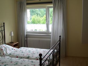 Das Elternschlafzimmer Im Elternzimmer steht ein festes Gitterbett für Kleinkinder.
Falls erforderlich, passt noch ein Reisebett hinzu.