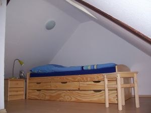 Das Kinderzimmer Im Kinderzimmer befindet sich ein Bett, welches ausgezogen werden kann. dann können hier drei Kinder schlafen.