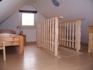 Das Kinderzimmer Das Kinderzimmer befindet sich im Spitzdach und ist über eine gesicherte Raumspartreppe zu erreichen.
