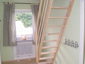 Der Korridor Im Korridor befindet sich die Raumspartreppe zum Kinderzimmer. Die Treppe ist oben und unten mit Gittern zu sichern.