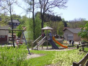 Im Dorf, keine 5 Min. zu Fuß entfernt, befindet sich ein schöner Spielplatz.