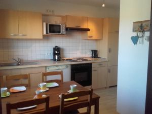 Die Küche verfügt über eine voll ausgestattete Küchenzeile, die alles bietet, was man zum Kochen benötigt.