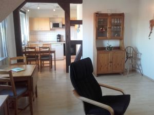 Wohnzimmer und Küche In dieser Wohnung sind Wohnzimmer und Küche verbunden.
Ein Zusatztisch sorgt für genügend Platz um mit mehreren zu essen.