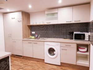 Große Esstheke in der geräumigen Küche mit Toaster, Wasserkocher, Kaffeemaschine, E-Herd, Kühlschrank usw.