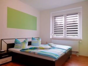 Das Doppelbett im Schlafzimmer, gegenüber befindet sich ein großer Spiegelschrank
