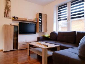 Gemütliche Couch im hellen Wohnzimmer, die auch als Schlafcouch genutzt werden kann