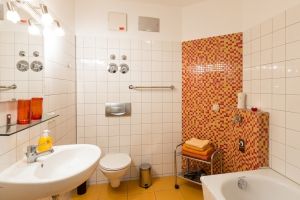Bad mit Wanne und Duschabtrennung