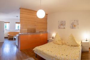 Schlafbereich mit Doppelbett und Einzelbett