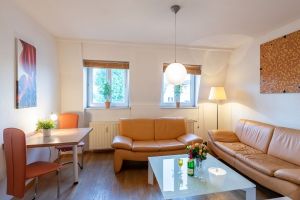 Wohnbereich mit gemütlicher Sofaecke und extra Tisch