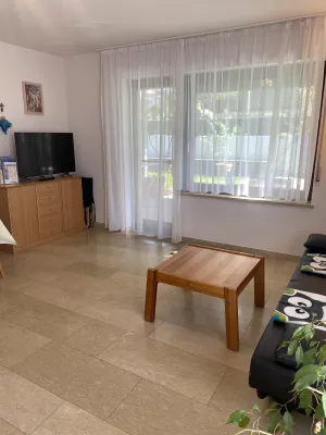Wohnzimmer mit Fernseher