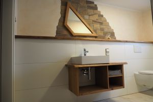 Liebevoll gestaltetes Bad im ehemaligen Kihstall