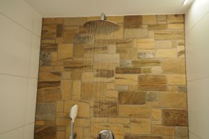 Die Dusche ist 1,35 m breit.