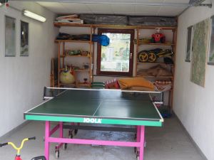 Tischtennis, Bobbycar, Dreirad, diverse Spielsachen