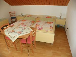 Doppelbettzimmer Doppelbettzimmer mit wunderschönen Blick auf den Gartenteich des Nachbargrundstückes.